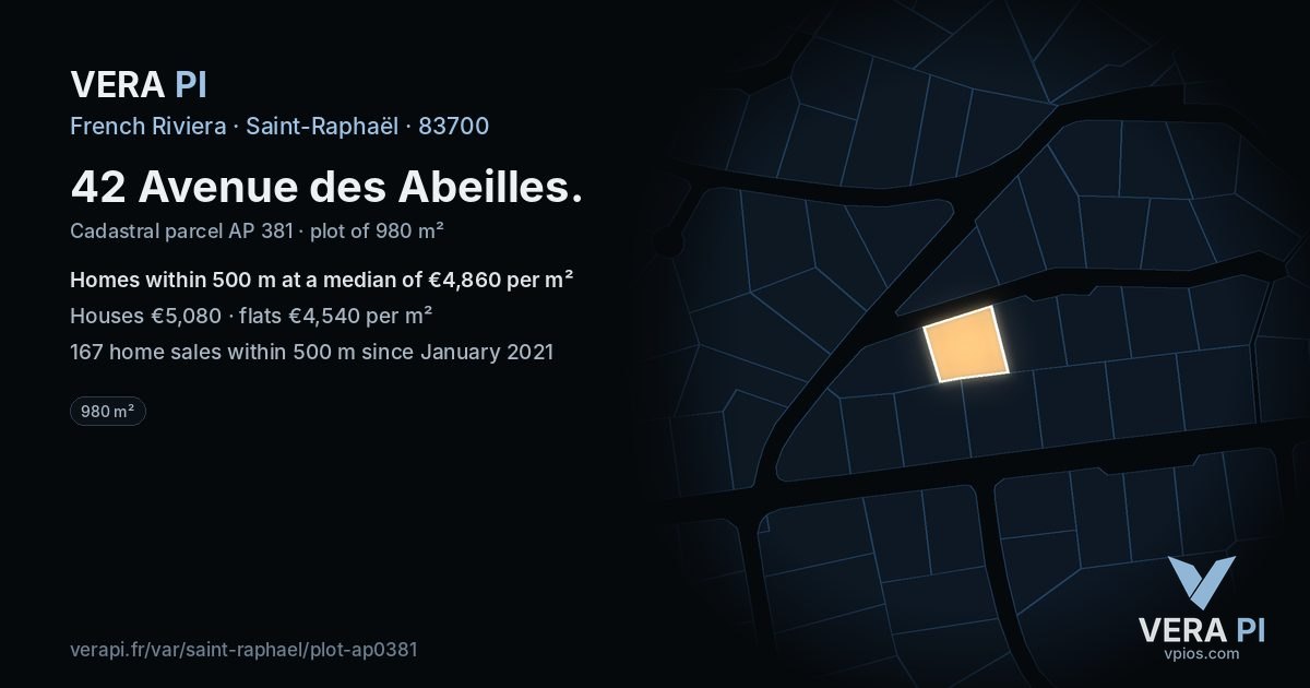 42 Avenue des Abeilles, Saint-Raphaël at night – the plot lit, the parcels around coloured by the prices near them