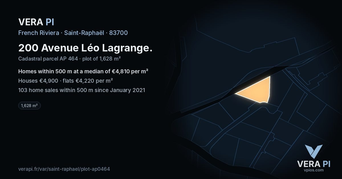 200 Avenue Léo Lagrange, Saint-Raphaël at night – the plot lit, the parcels around coloured by the prices near them
