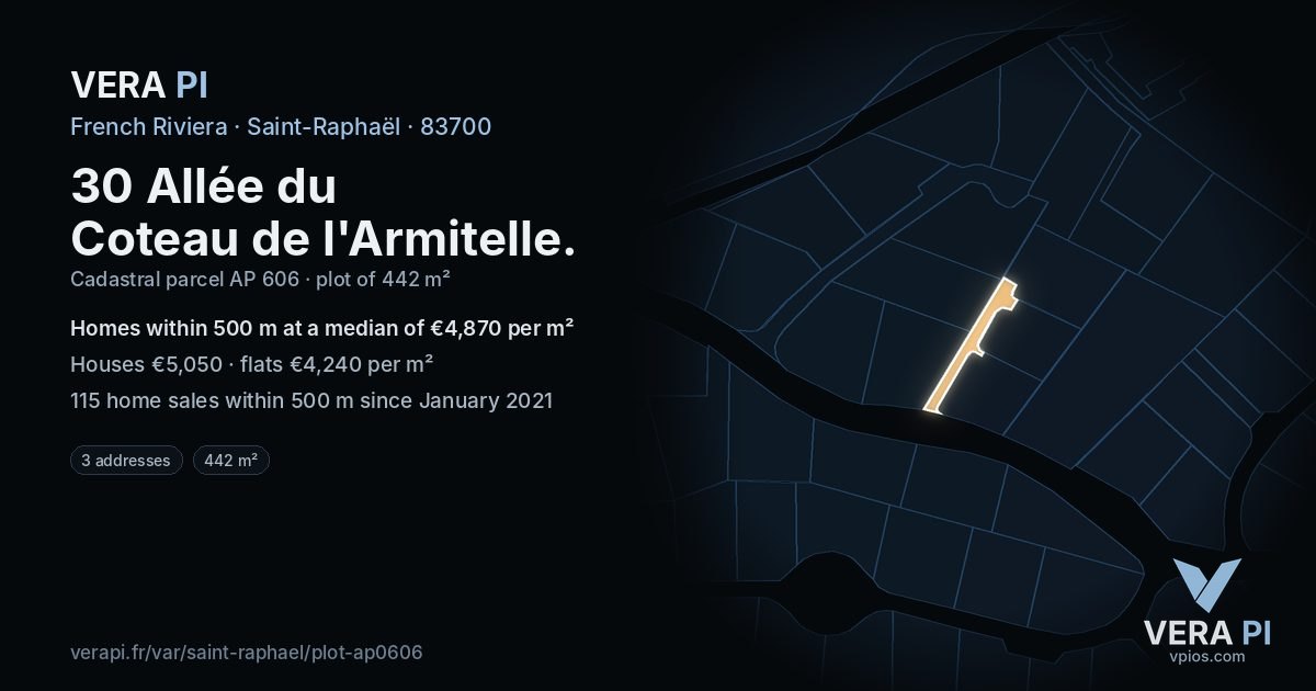 30 Allée du Coteau de l'Armitelle, Saint-Raphaël at night – the plot lit, the parcels around coloured by the prices near them