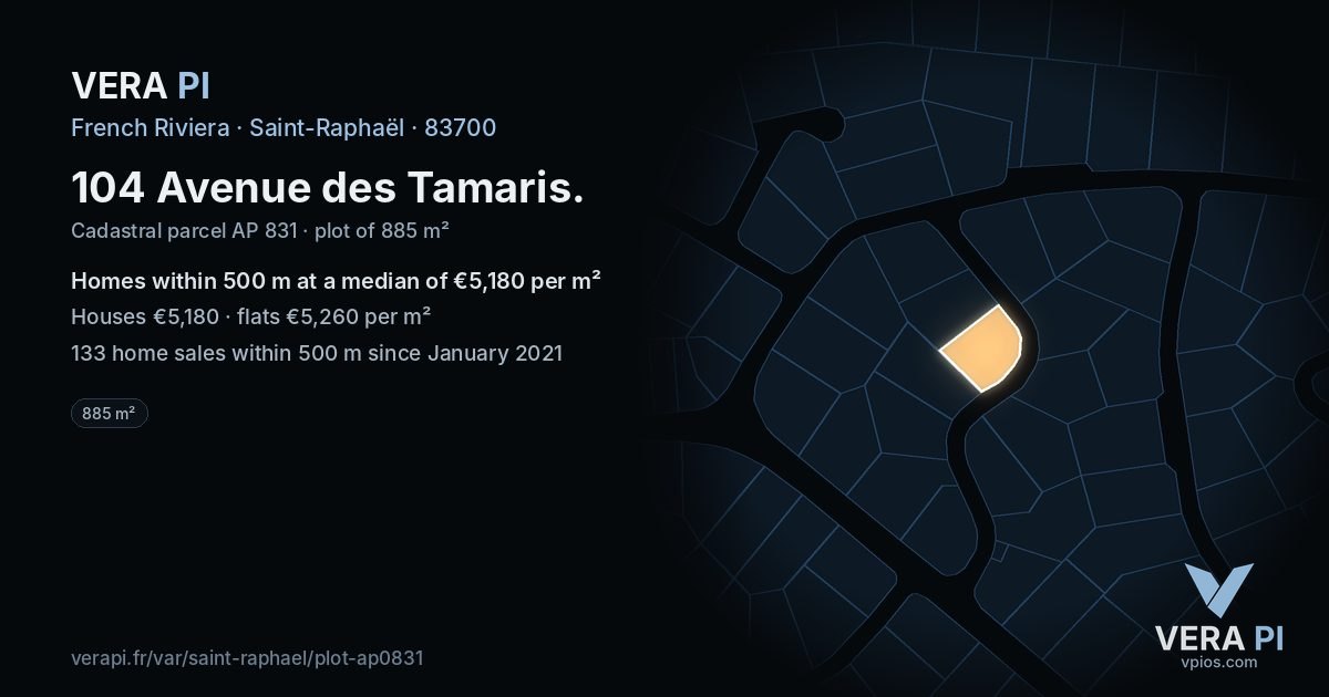 104 Avenue des Tamaris, Saint-Raphaël at night – the plot lit, the parcels around coloured by the prices near them