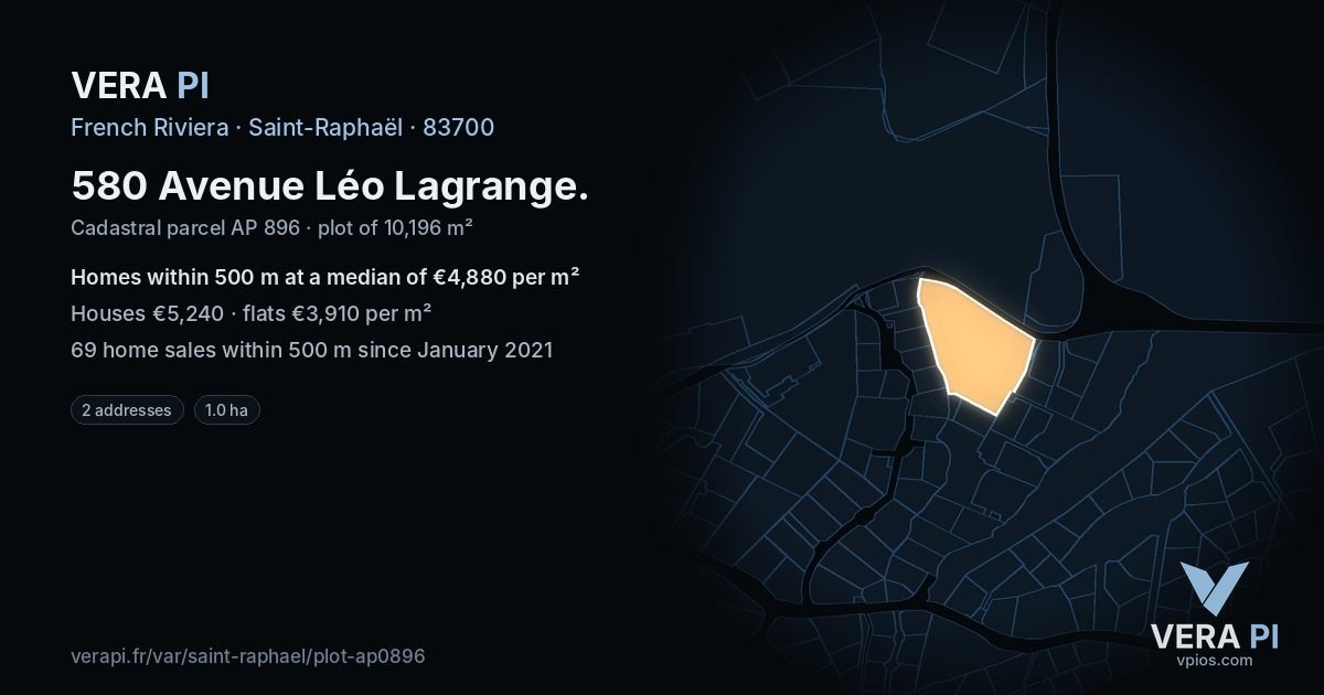 580 Avenue Léo Lagrange, Saint-Raphaël at night – the plot lit, the parcels around coloured by the prices near them
