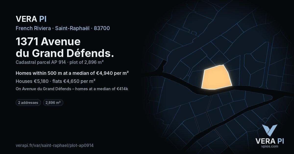 1371 Avenue du Grand Défends, Saint-Raphaël at night – the plot lit, the parcels around coloured by the prices near them