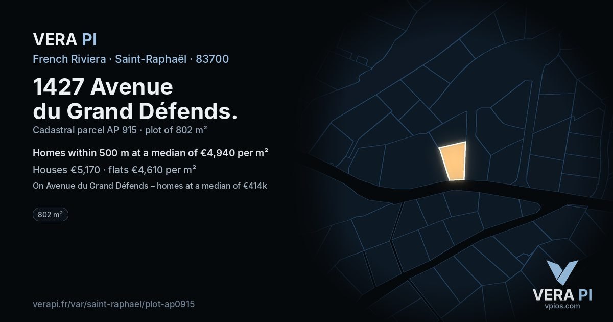 1427 Avenue du Grand Défends, Saint-Raphaël at night – the plot lit, the parcels around coloured by the prices near them