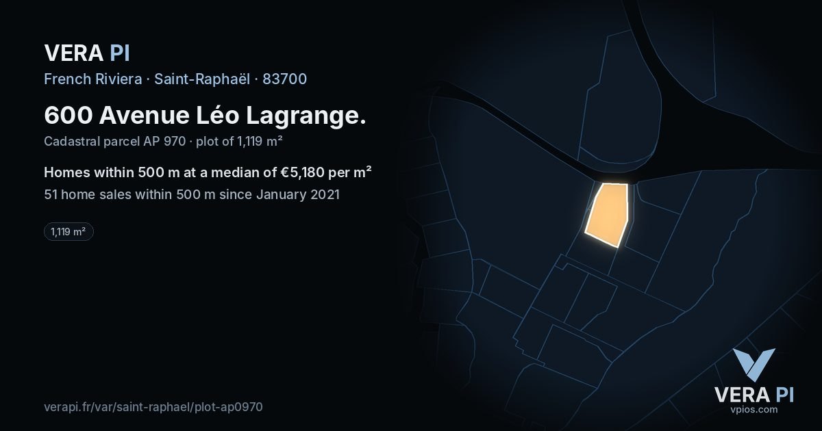 600 Avenue Léo Lagrange, Saint-Raphaël at night – the plot lit, the parcels around coloured by the prices near them