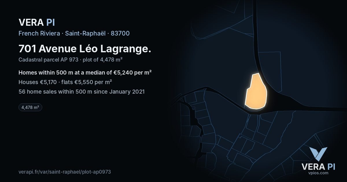 701 Avenue Léo Lagrange, Saint-Raphaël at night – the plot lit, the parcels around coloured by the prices near them