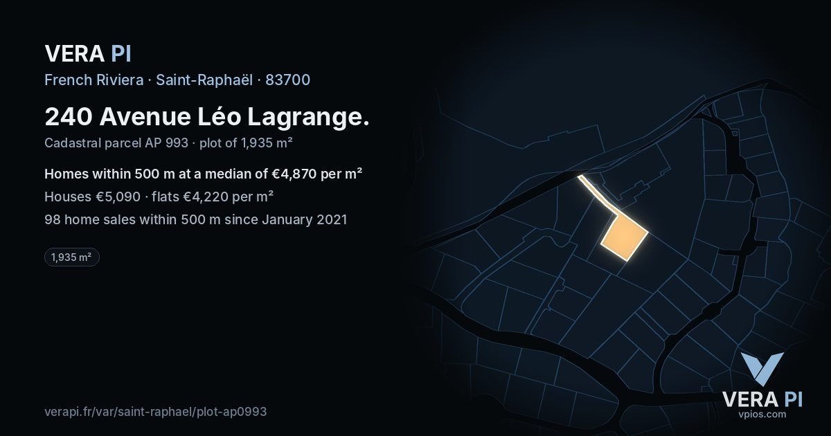 240 Avenue Léo Lagrange, Saint-Raphaël at night – the plot lit, the parcels around coloured by the prices near them