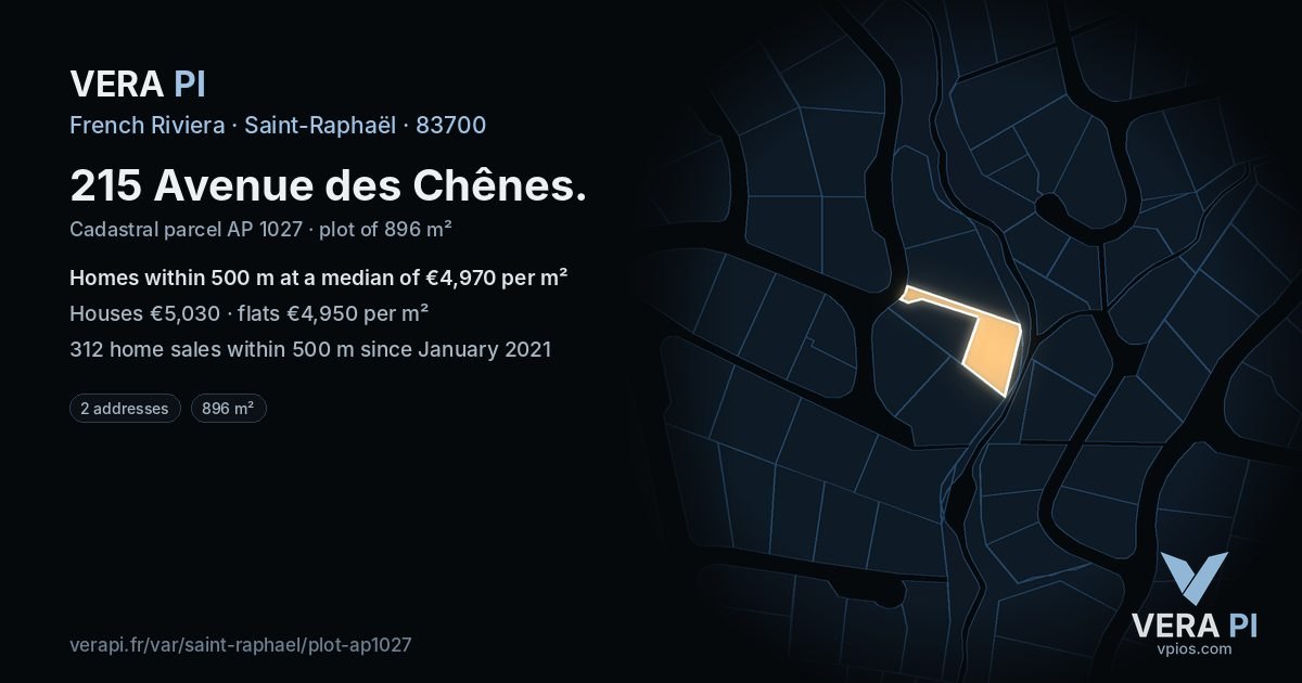 215 Avenue des Chênes, Saint-Raphaël at night – the plot lit, the parcels around coloured by the prices near them