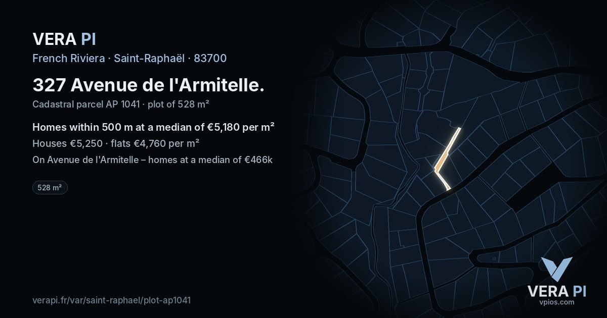 327 Avenue de l'Armitelle, Saint-Raphaël at night – the plot lit, the parcels around coloured by the prices near them