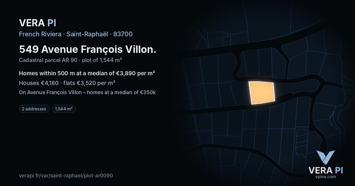549 Avenue François Villon, Saint-Raphaël at night – the plot lit, the parcels around coloured by the prices near them