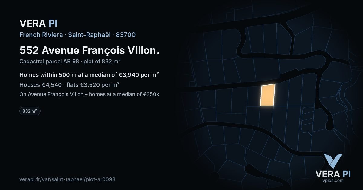 552 Avenue François Villon, Saint-Raphaël at night – the plot lit, the parcels around coloured by the prices near them