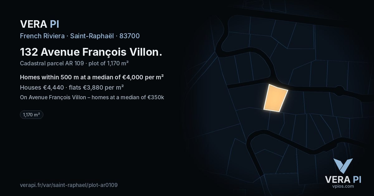 132 Avenue François Villon, Saint-Raphaël at night – the plot lit, the parcels around coloured by the prices near them