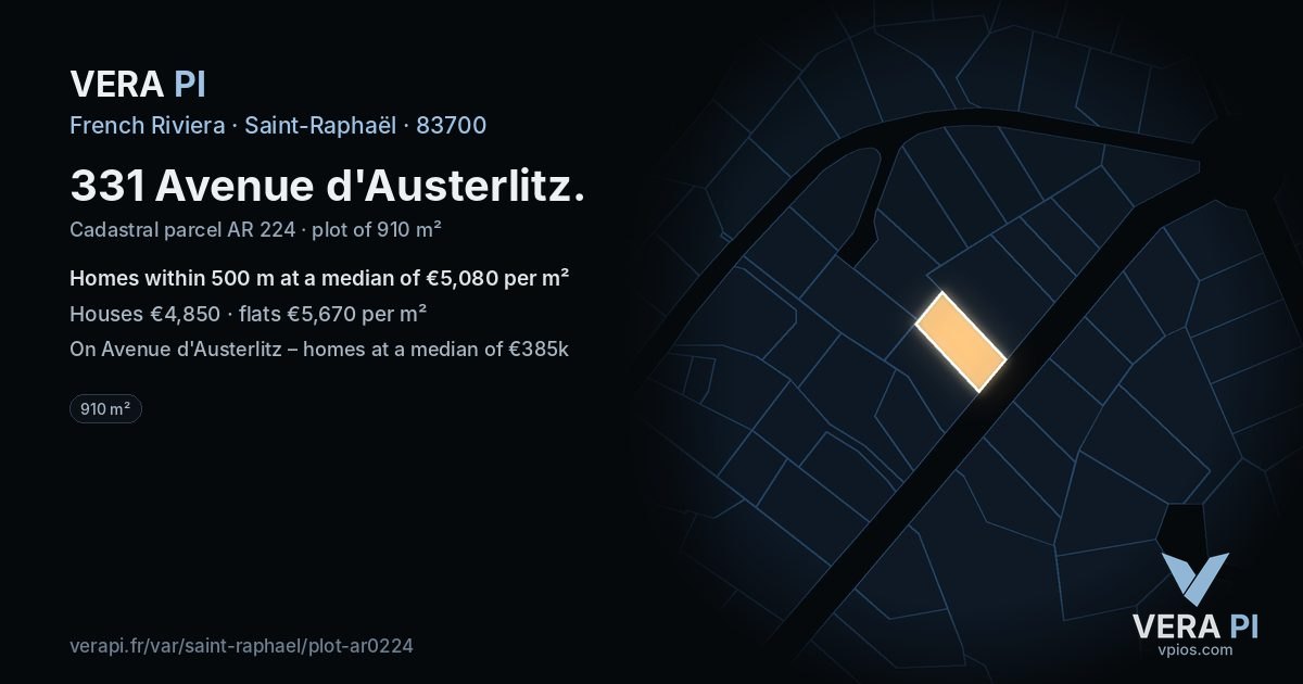 331 Avenue d'Austerlitz, Saint-Raphaël at night – the plot lit, the parcels around coloured by the prices near them