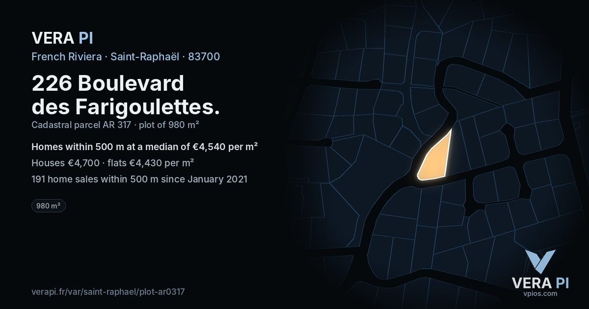226 Boulevard des Farigoulettes, Saint-Raphaël at night – the plot lit, the parcels around coloured by the prices near them