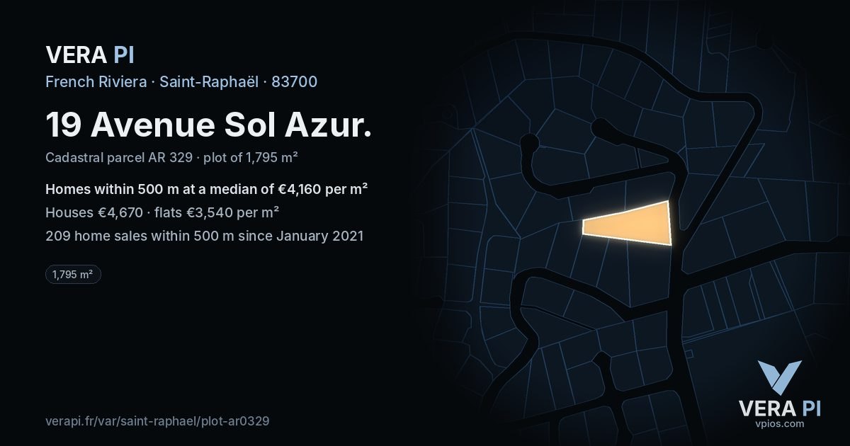 19 Avenue Sol Azur, Saint-Raphaël at night – the plot lit, the parcels around coloured by the prices near them