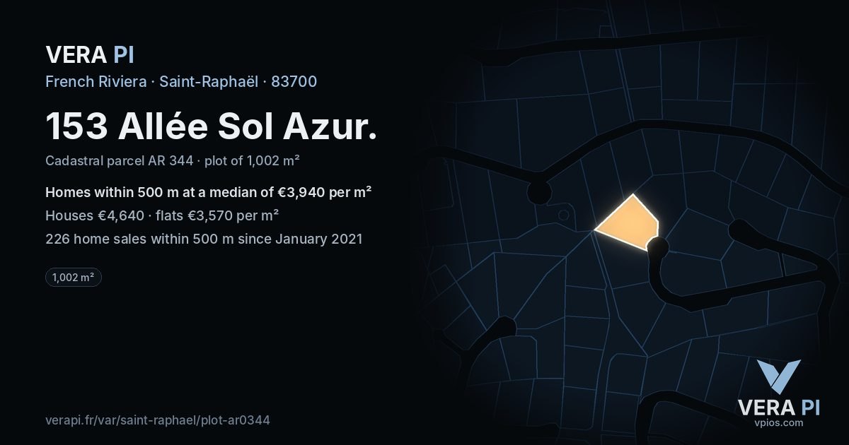 153 Allée Sol Azur, Saint-Raphaël at night – the plot lit, the parcels around coloured by the prices near them