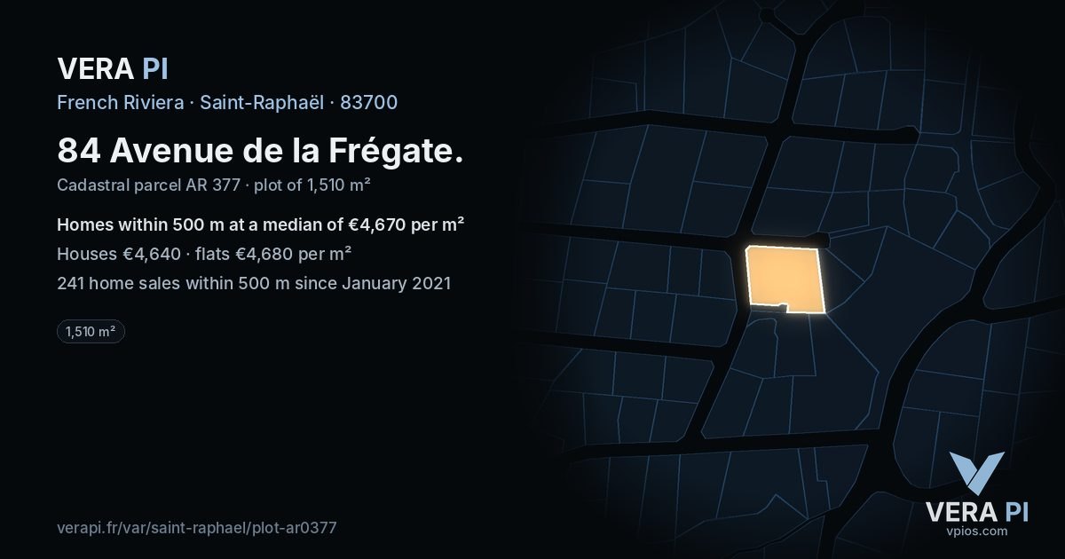 84 Avenue de la Frégate, Saint-Raphaël at night – the plot lit, the parcels around coloured by the prices near them