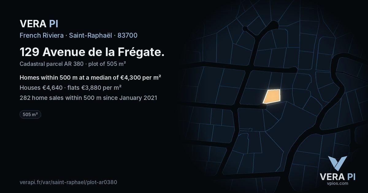 129 Avenue de la Frégate, Saint-Raphaël at night – the plot lit, the parcels around coloured by the prices near them