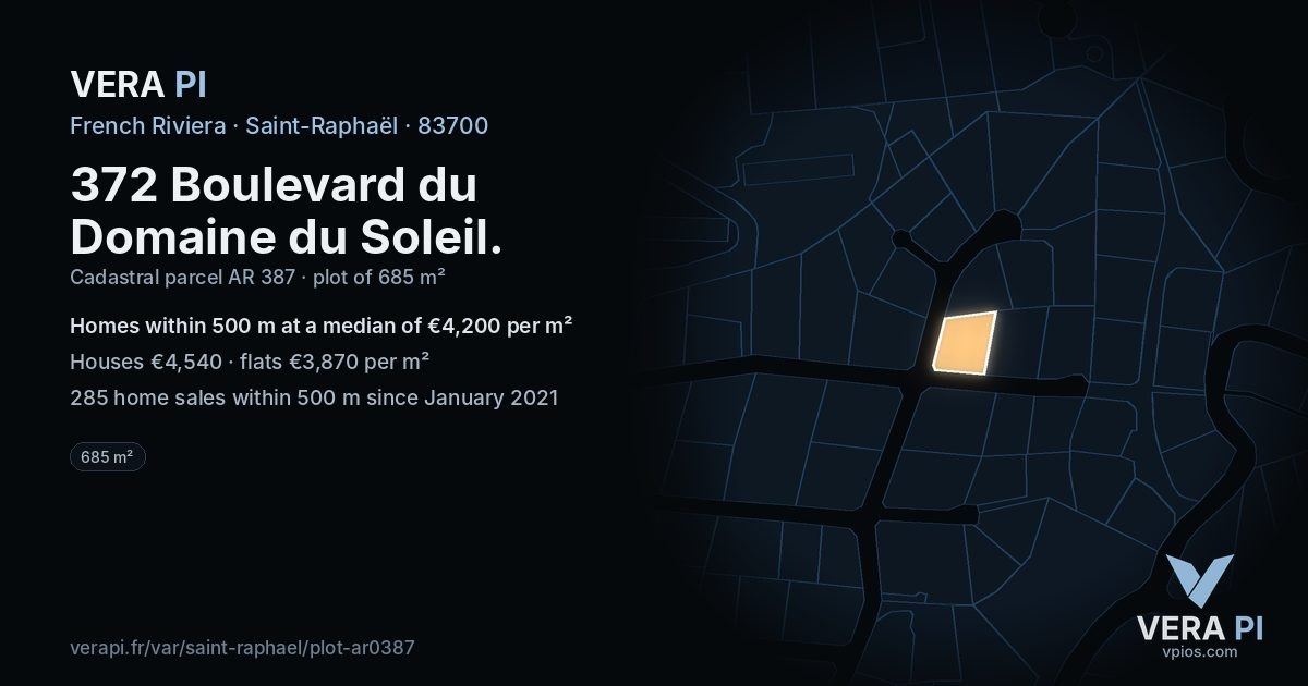 372 Boulevard du Domaine du Soleil, Saint-Raphaël at night – the plot lit, the parcels around coloured by the prices near them