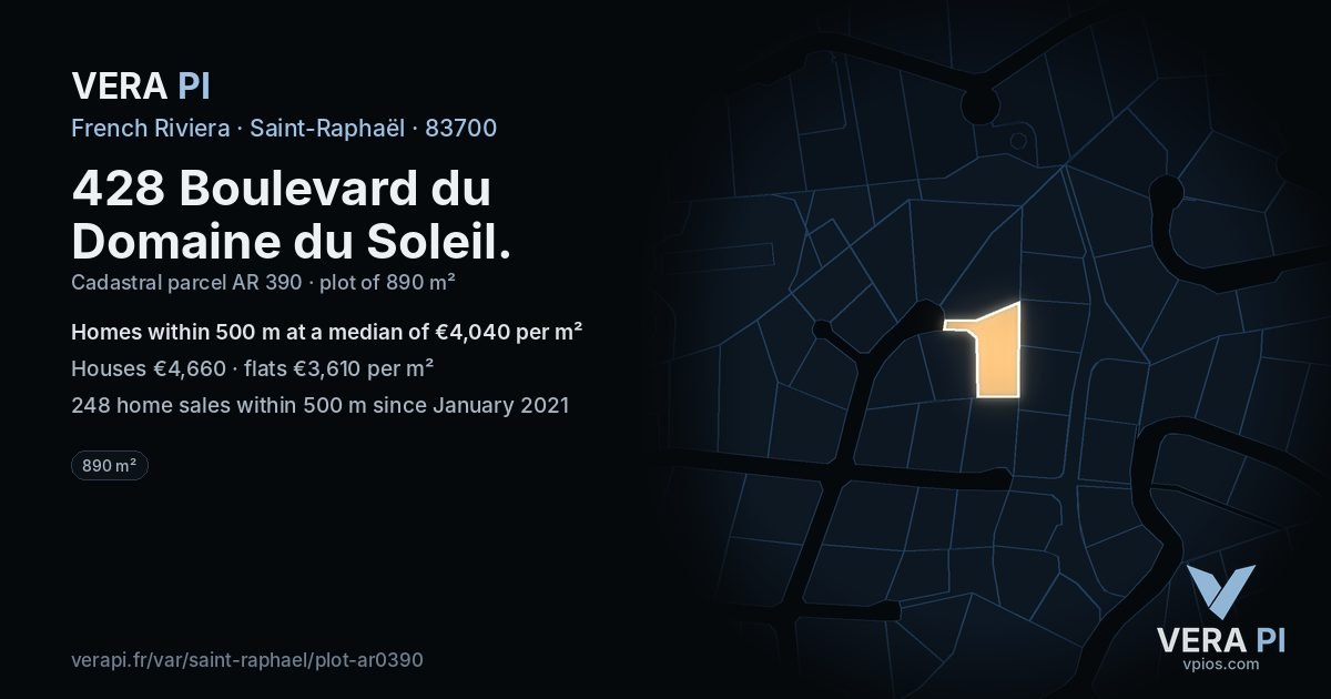 428 Boulevard du Domaine du Soleil, Saint-Raphaël at night – the plot lit, the parcels around coloured by the prices near them