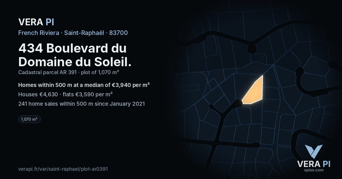 434 Boulevard du Domaine du Soleil, Saint-Raphaël at night – the plot lit, the parcels around coloured by the prices near them