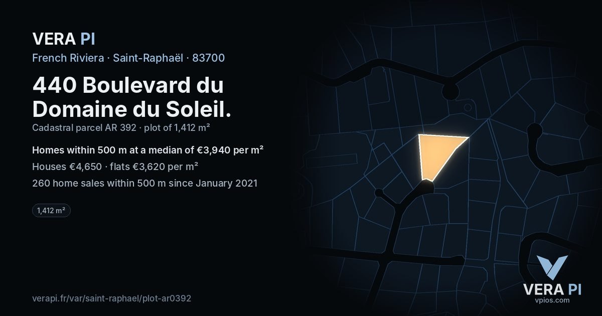 440 Boulevard du Domaine du Soleil, Saint-Raphaël at night – the plot lit, the parcels around coloured by the prices near them