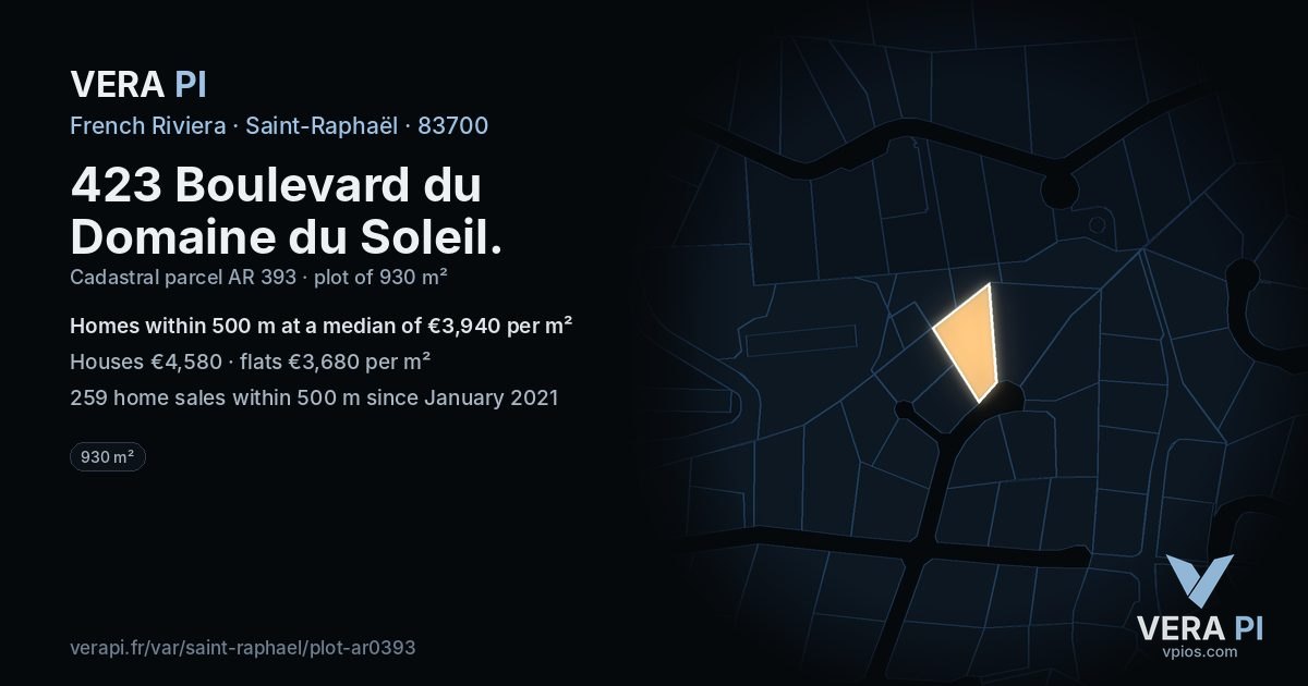423 Boulevard du Domaine du Soleil, Saint-Raphaël at night – the plot lit, the parcels around coloured by the prices near them