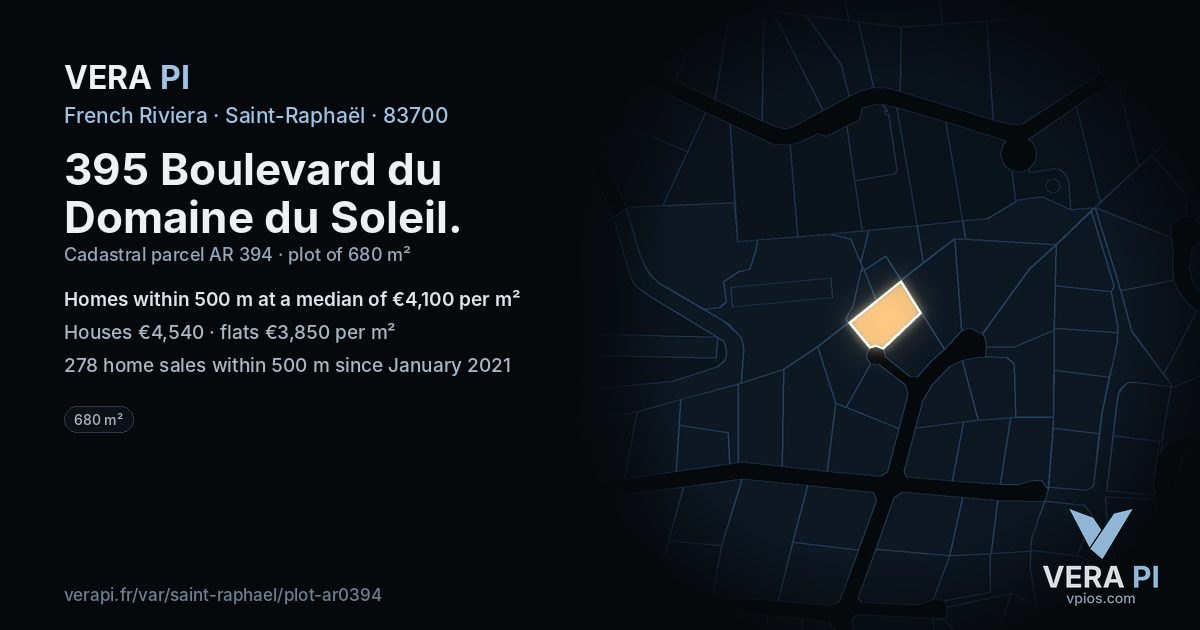 395 Boulevard du Domaine du Soleil, Saint-Raphaël at night – the plot lit, the parcels around coloured by the prices near them