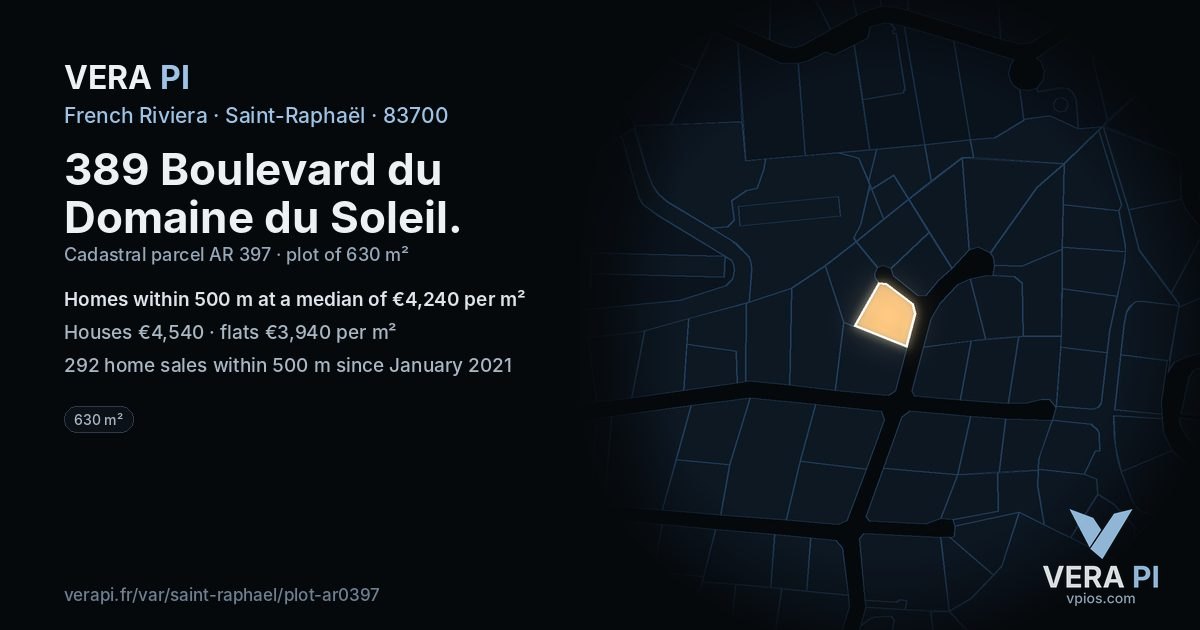 389 Boulevard du Domaine du Soleil, Saint-Raphaël at night – the plot lit, the parcels around coloured by the prices near them