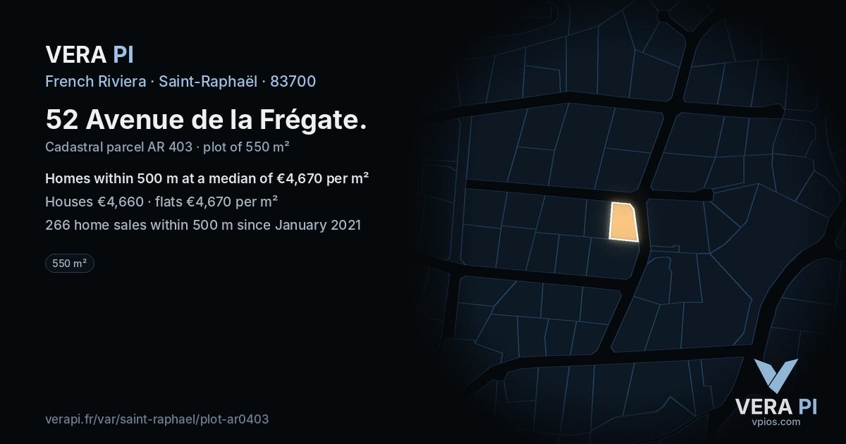 52 Avenue de la Frégate, Saint-Raphaël at night – the plot lit, the parcels around coloured by the prices near them