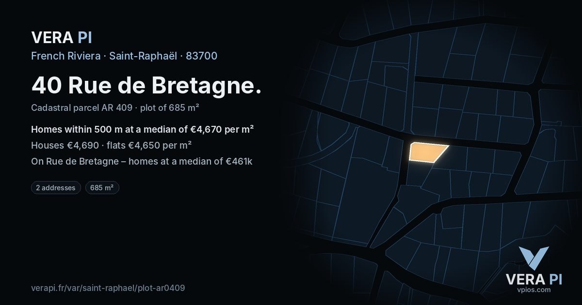 40 Rue de Bretagne, Saint-Raphaël at night – the plot lit, the parcels around coloured by the prices near them