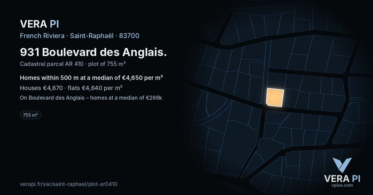 931 Boulevard des Anglais, Saint-Raphaël at night – the plot lit, the parcels around coloured by the prices near them