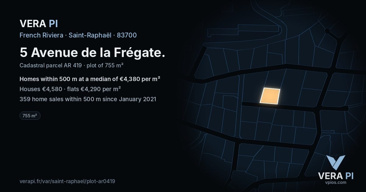 5 Avenue de la Frégate, Saint-Raphaël at night – the plot lit, the parcels around coloured by the prices near them