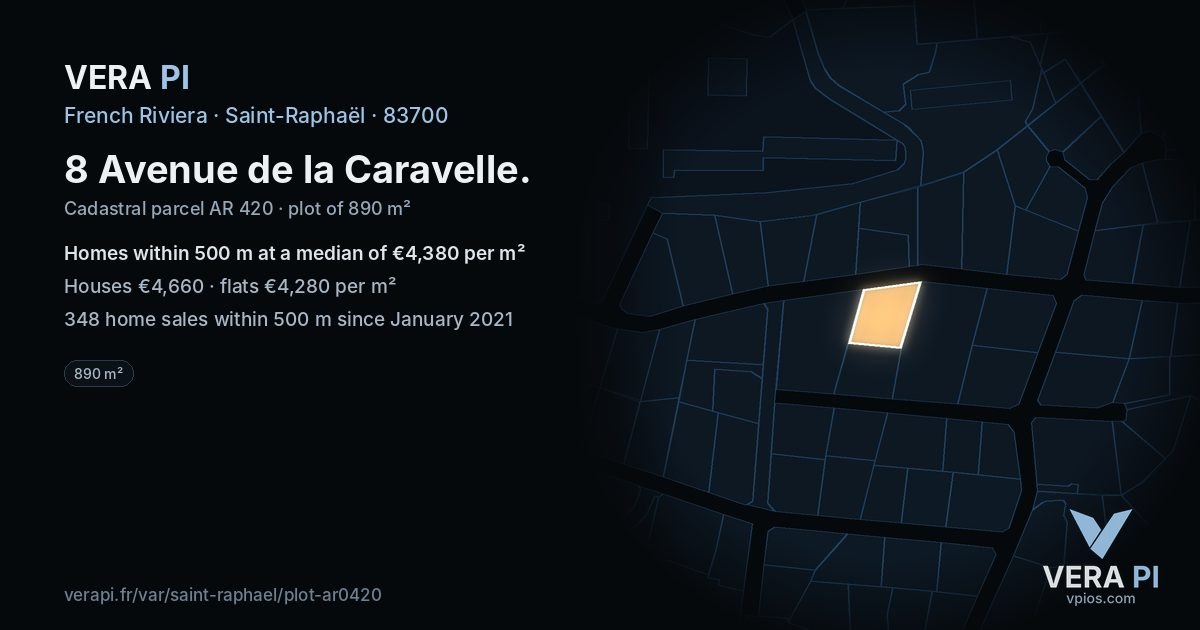 8 Avenue de la Caravelle, Saint-Raphaël at night – the plot lit, the parcels around coloured by the prices near them