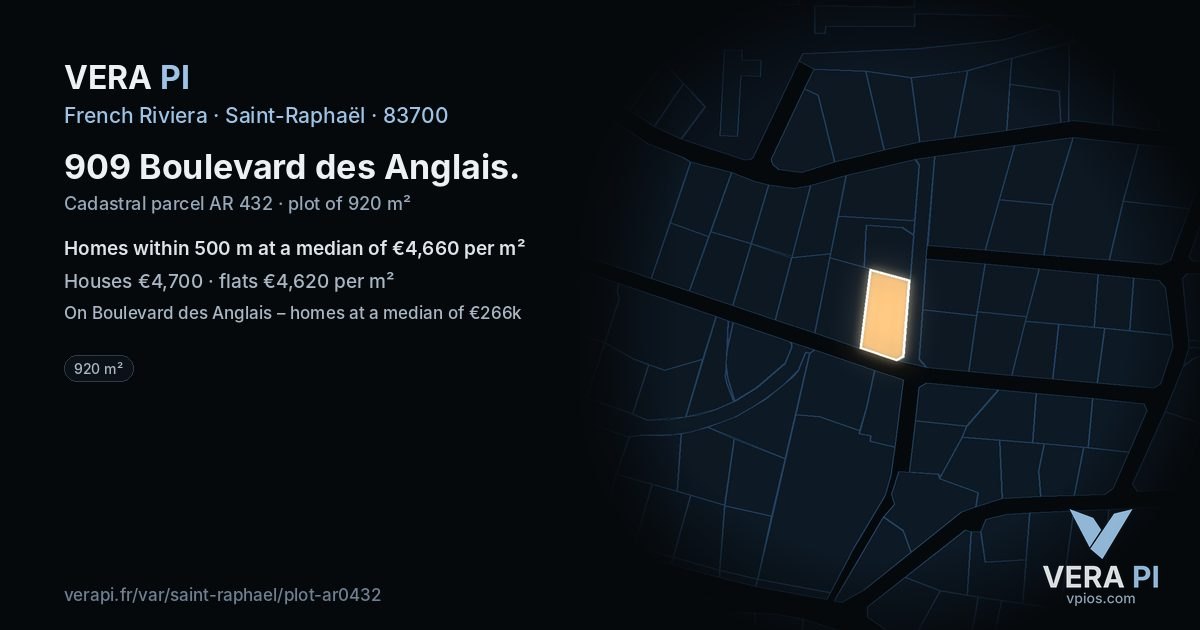 909 Boulevard des Anglais, Saint-Raphaël at night – the plot lit, the parcels around coloured by the prices near them