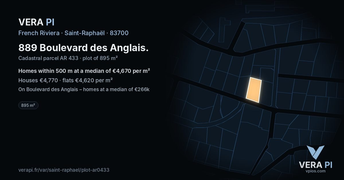 889 Boulevard des Anglais, Saint-Raphaël at night – the plot lit, the parcels around coloured by the prices near them