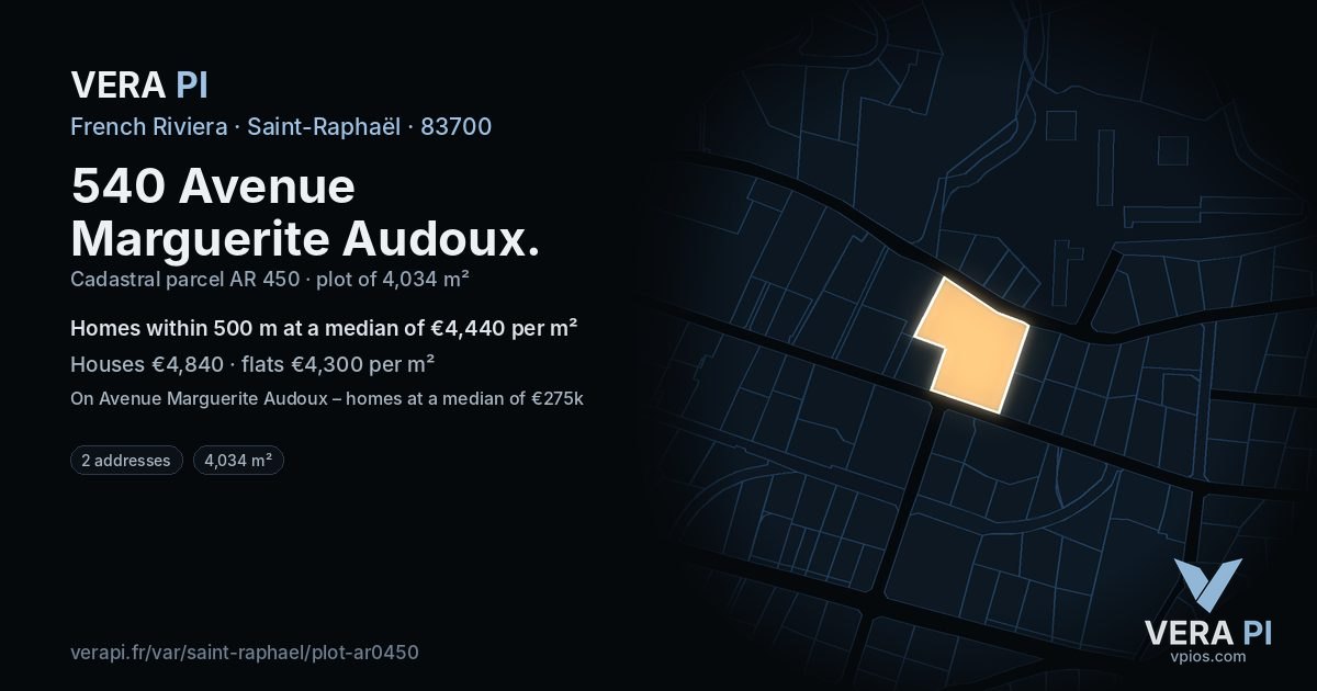 540 Avenue Marguerite Audoux, Saint-Raphaël at night – the plot lit, the parcels around coloured by the prices near them