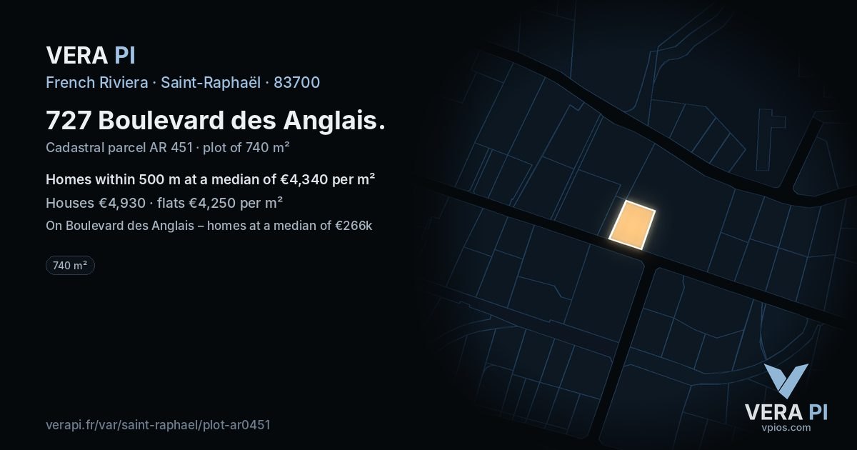 727 Boulevard des Anglais, Saint-Raphaël at night – the plot lit, the parcels around coloured by the prices near them