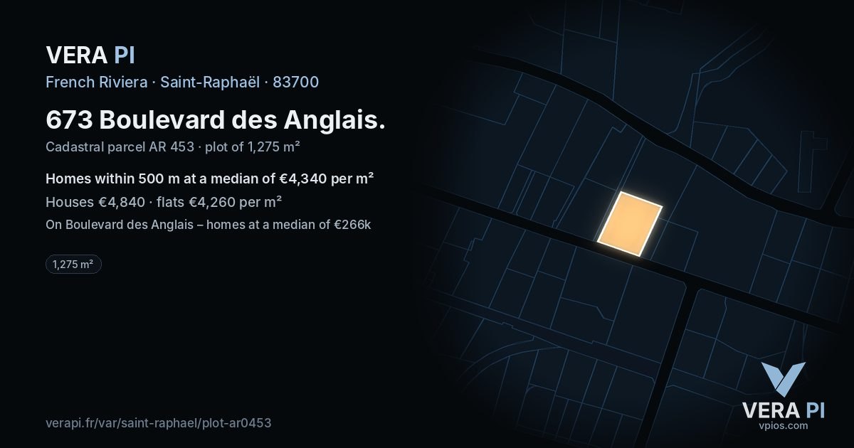 673 Boulevard des Anglais, Saint-Raphaël at night – the plot lit, the parcels around coloured by the prices near them