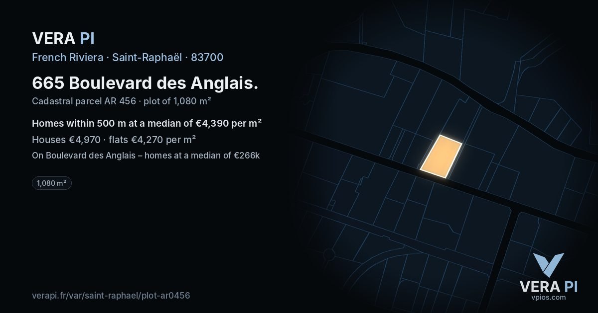 665 Boulevard des Anglais, Saint-Raphaël at night – the plot lit, the parcels around coloured by the prices near them