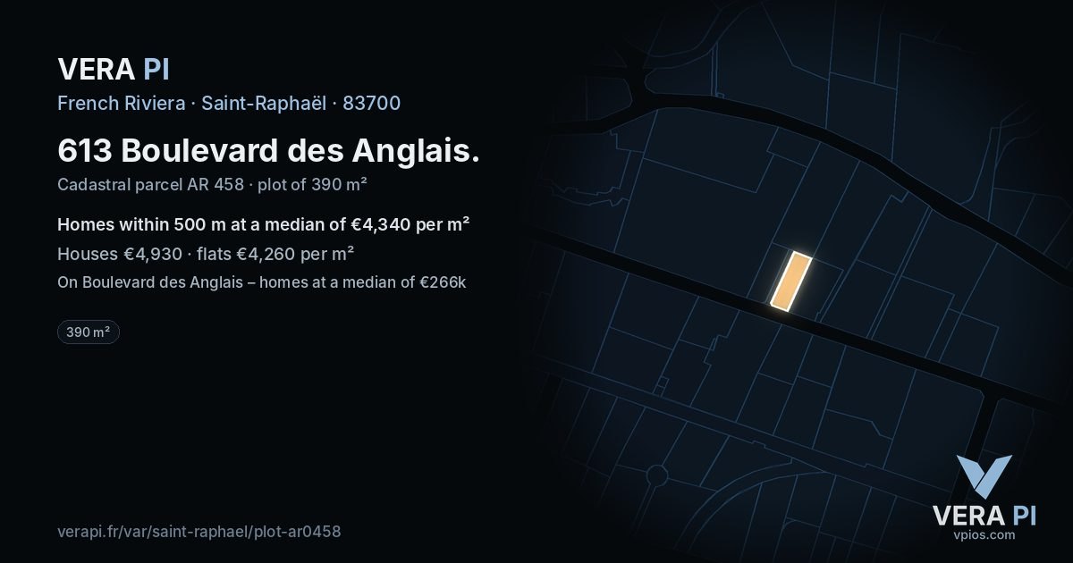 613 Boulevard des Anglais, Saint-Raphaël at night – the plot lit, the parcels around coloured by the prices near them