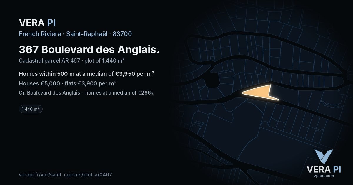 367 Boulevard des Anglais, Saint-Raphaël at night – the plot lit, the parcels around coloured by the prices near them