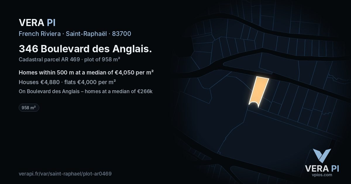 346 Boulevard des Anglais, Saint-Raphaël at night – the plot lit, the parcels around coloured by the prices near them
