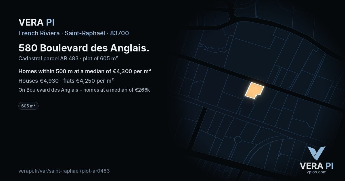 580 Boulevard des Anglais, Saint-Raphaël at night – the plot lit, the parcels around coloured by the prices near them