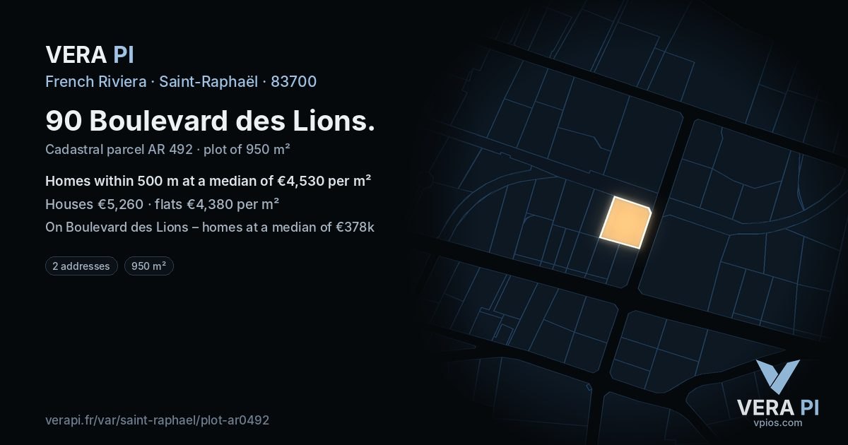 90 Boulevard des Lions, Saint-Raphaël at night – the plot lit, the parcels around coloured by the prices near them