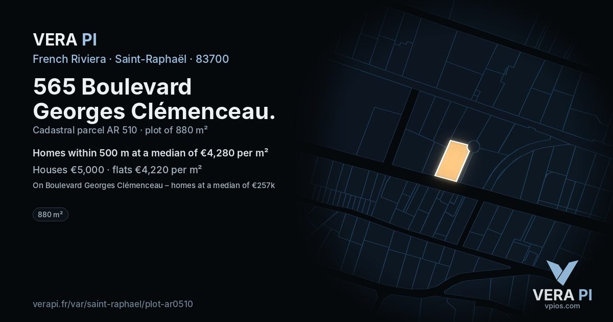 565 Boulevard Georges Clémenceau, Saint-Raphaël at night – the plot lit, the parcels around coloured by the prices near them