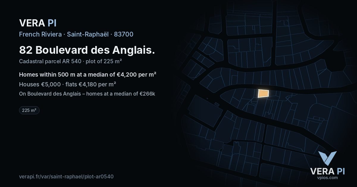 82 Boulevard des Anglais, Saint-Raphaël at night – the plot lit, the parcels around coloured by the prices near them