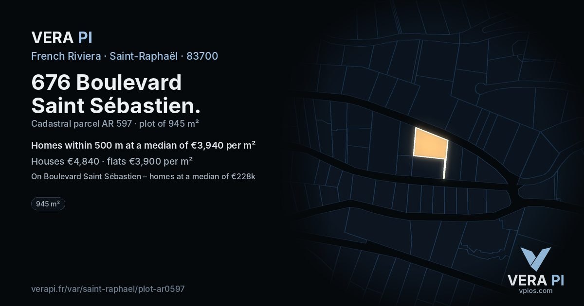 676 Boulevard Saint Sébastien, Saint-Raphaël at night – the plot lit, the parcels around coloured by the prices near them