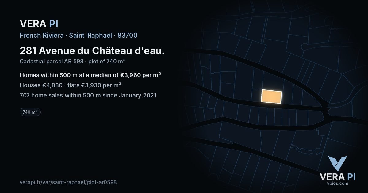 281 Avenue du Château d'eau, Saint-Raphaël at night – the plot lit, the parcels around coloured by the prices near them
