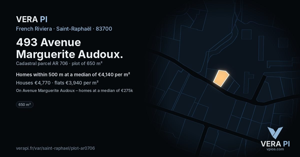 493 Avenue Marguerite Audoux, Saint-Raphaël at night – the plot lit, the parcels around coloured by the prices near them