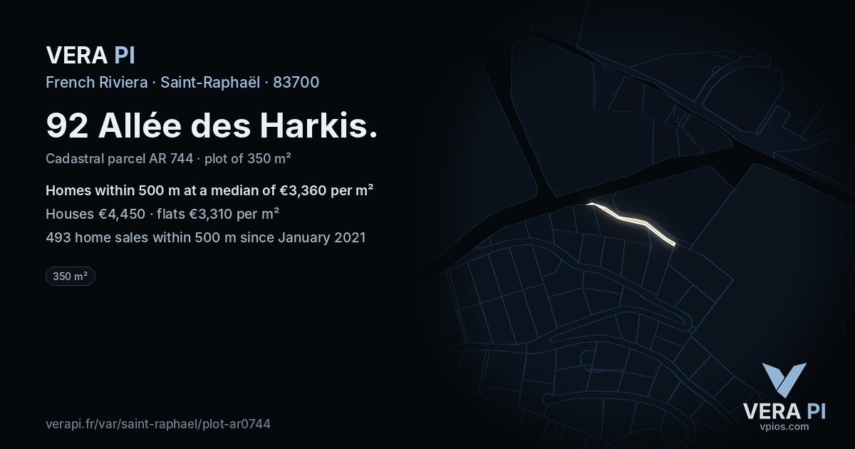 92 Allée des Harkis, Saint-Raphaël at night – the plot lit, the parcels around coloured by the prices near them
